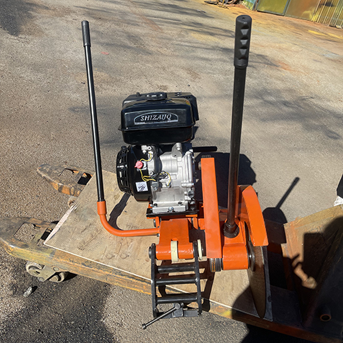 九馬力內(nèi)燃鋼軌鋸軌機(jī)使用演示規(guī)范