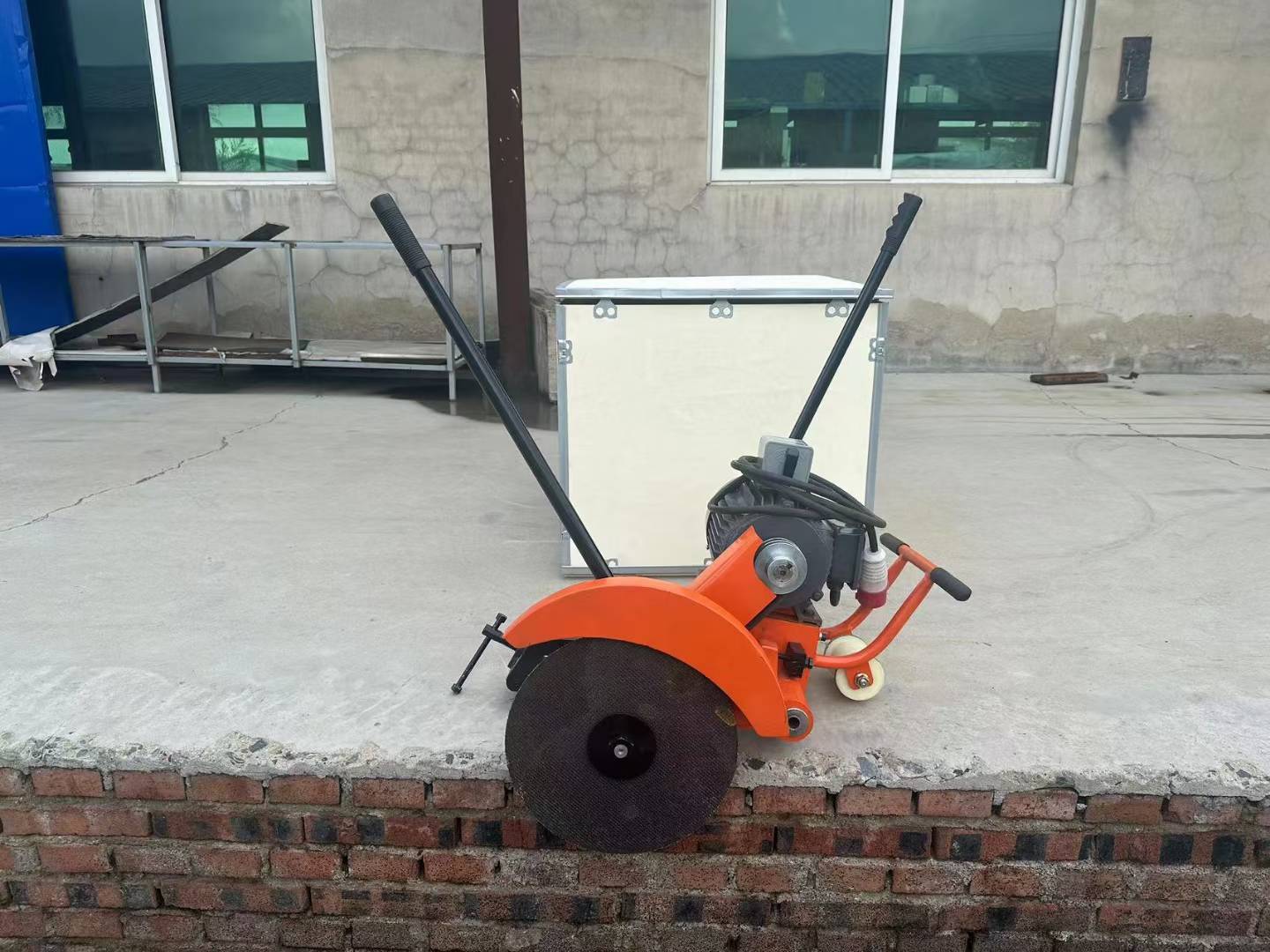 電動(dòng)切軌機(jī)